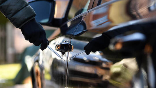 Auf dieser nachgestellten Szene wird ein Auto im Vorbeigehen zerkratzt: Im östlichen Enzkreis hat das eine Seniorin wiederholt b Zerkratzte Autos