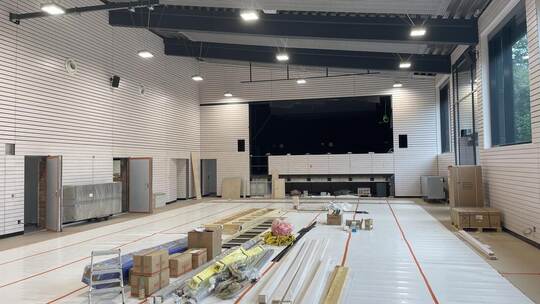 Neue Decke, neue Wände, neue Technik und ein neuer Parkettboden: Die Sanierungsarbeiten in der Lomersheimer Turn- und Festhalle