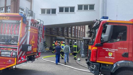 Über 100 Rettungskräfte sind insgesamt bei dem Chemieunfall in Calmbach im Einsatz. Durch eine chemische Reaktion ist Gas ausget