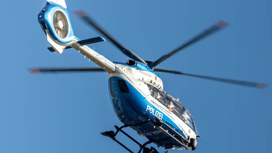 Polizeihubschrauber im Einsatz: Wie auf dieser Archivaufnahme ist am frühen Montagmorgen in Tiefenbronn eine Seniorin aus der Lu Hubschrauber Helikopter Polizei