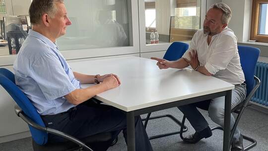 Der frekirchlich-konservative Theologe Lothar Gassmann (links) im Gespräch mit PZ-Redakteur Marek Klimanski. Gassmann ist besorg