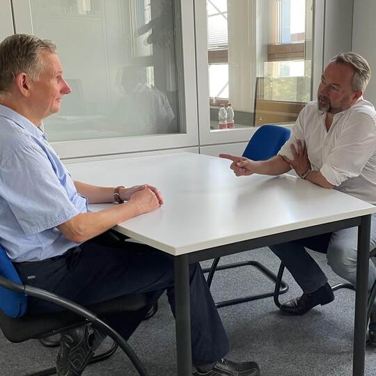 Der frekirchlich-konservative Theologe Lothar Gassmann (links) im Gespräch mit PZ-Redakteur Marek Klimanski. Gassmann ist besorg