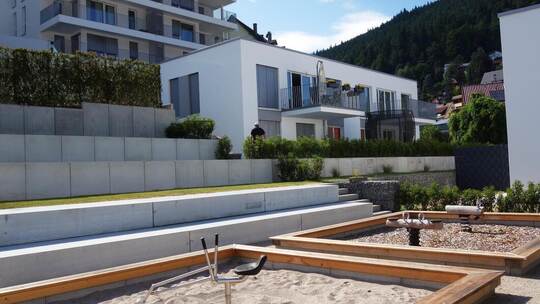 Am neuen Sophienweg sind die ersten Häuser und Wohnungen bezogen, die Außenanlagen angelegt und auch ein Spielplatz mit Sitzmögl