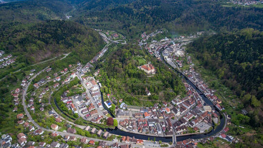 Die Neuenbürger Enzschleife mit dem Schloss, der Innenstadt und viel Grün. Auch die Topografie ist gut zu erkennen, denn außer a