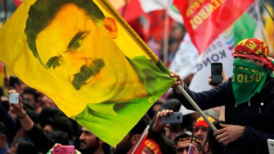 Fahne mit Bild von PKK-Chef Öcalan