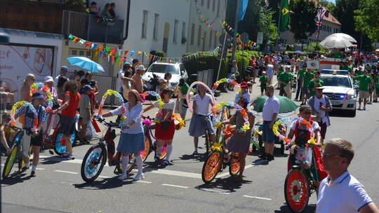 Den Umzug des Arlinger Kinder- und Blumenfestes kann man mit Eintrittsbändeln anschauen. Verena Bürkle