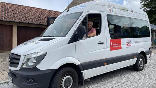 Etliche freie Werbeflächen sind auf dem Bürgerbus mit Fahrer Horst Käser zu sehen. Wegen der wirtschaftlich schwierigen Zeit hab