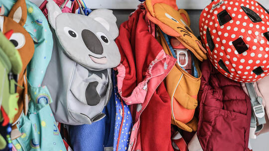 Den Kitas fehlt das Personal. Oliver Berg/picture alliance/dpa (Symbolfoto) Alltagshelferinnen in der Kita