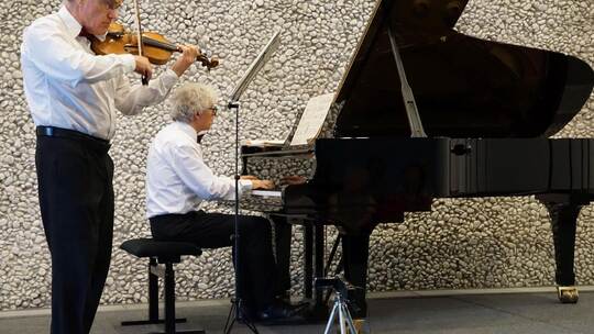 Michael Ewers (Violine) und Franz Vorraber (Klavier) geben im Rahmen des Pforzheimer Musiksommers im Reuchlinhaus ein glänzendes