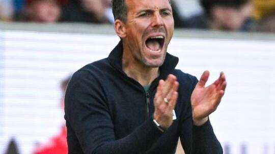 Auf die neue Saison will Christian Eichner als Coach des Karlsruher SC den Fußball-Zweitligisten erneut im Trainingslager am Gro SSV Jahn Regensburg - Karlsruher SC
