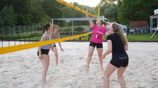 „Mesa Beach“ heißt die Anlage, auf der die Aktiven des Volleyballclubs Mönsheim im Sommer trainieren und spielen. Tausende Arbei