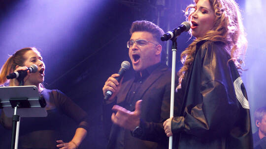 Die Tribute-Show erreicht die Fans direkt. Eva Bies (Backing Vocals), Fabrizio Levita (George-Michael-Stimme) sowie Sängerin und