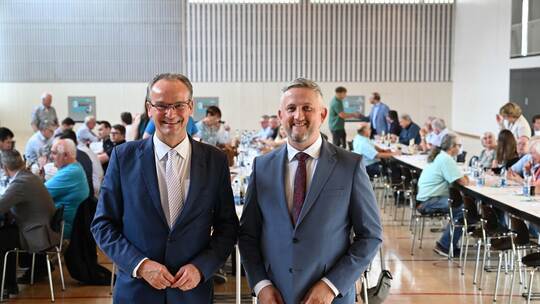 Alter und neuer Kreisvorsitzender der CDU Pforzheim/Enzkreis: Martin Gegenheimer (rechts) beerbt in der Huchenfelder Hochfeldhal