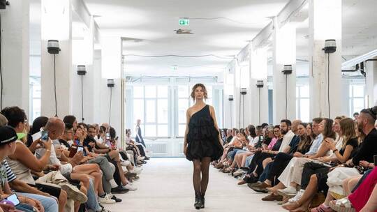 Rohbau-Charme trifft junge Designer: Die Modenschauen der Fakultät Gestaltung finden im spannenden Zusammenspiel mit dem Raum im