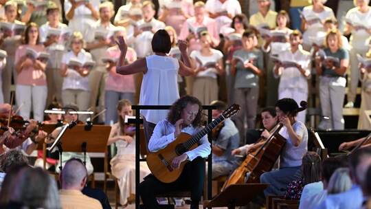 Der Gitarrist Dimitri Illarionov sorgt mit seiner großen Kunst für einen eindringlichen Abend unter der Leitung von Heike Hasted
