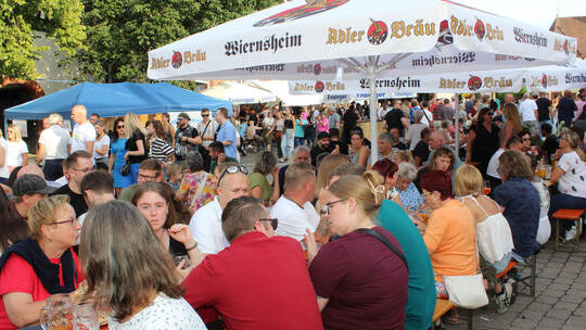 Tausende kommen am Samstag zum mittlerweile 49. Wiernsheimer Straßenfest. Die Traditionsveranstaltung bringt regelmäßig eine Men