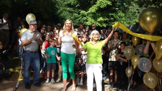 Vor dem eigentlichen Fest wird durch Bürgermeisterin Sabine Wagner (Mitte) und der Vorsitzenden des Schwarzwaldverein Würmtal, B