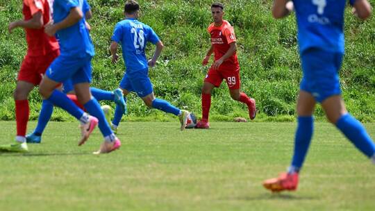 Salvatore Catanzano (rechts) hat im Testspiel gegen Regionalligist Astoria Walldorf das 1:0 für den FC Nöttingen erzielt.