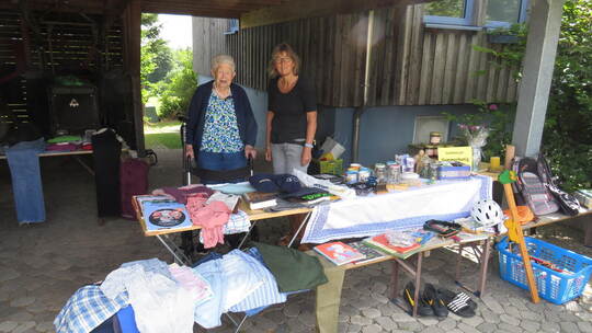Der Höflesmarkt kennt keine Altersgrenze. Elli Boese mit ihren 87 Jahren (links) freut sich gemeinsam mit der Organisatorin Anja