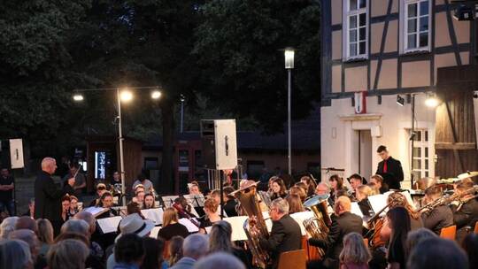Der Musikverein Freudenstein sorgt in der Diefenbacher Ortsmitte für Stimmung unter freiem Himmel.