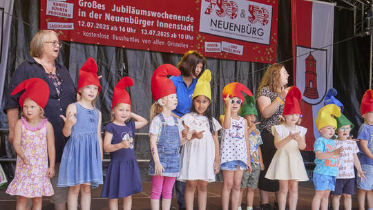 Auftritt Kindergarten Waldrennach mit den Waldwichteln und Waldzwergen auf der Bühne in der Marktstraße. Großes Stadtjubiläum im Städtle