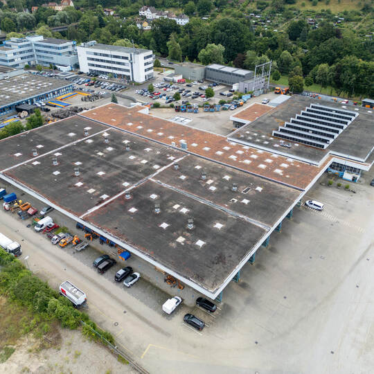 Der Betriebshof mit Halle der Pforzheimer Verkehrsbetriebe im Brötzinger Tal. Der braune Teil des Dachs ist relativ neu, soll ab Südwestenergie Emissionsfreie Busse