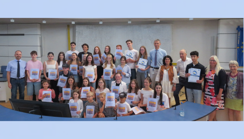 So sehen Sieger aus: Stolz zeigen die 28 Preisträgerinnen und Preisträger des 72. Europäischen Wettbewerbs ihre Urkunden. Auf de