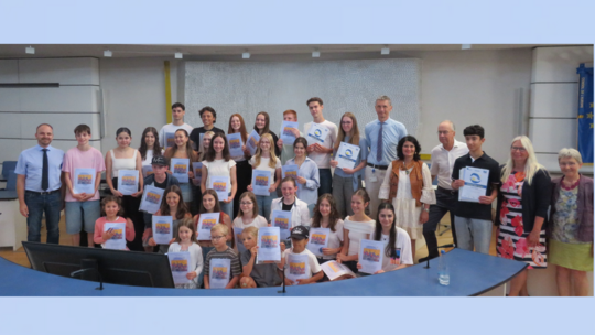 So sehen Sieger aus: Stolz zeigen die 28 Preisträgerinnen und Preisträger des 72. Europäischen Wettbewerbs ihre Urkunden. Auf de