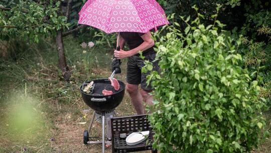 Grillen im Regen