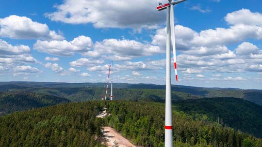 Zwei Kraftprotze in Wartestellung: Bald sollen die Windräder auf dem Kälbling Strom liefern. Auf unserem Archivfoto befindet sic Windpark Kälbling Erstes Rad Fertig