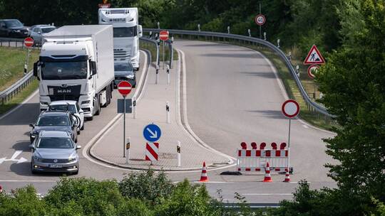 Autobahn 81 nach Lastwagen-Brand gesperrt Autobahn 81 nach Lastwagen-Brand gesperrt