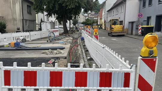 Die Breitband-Ausbauarbeiten – so wie hier in der Dr.-Simons-Straße in Enzberg – können aller Voraussicht nach wie geplant zum E
