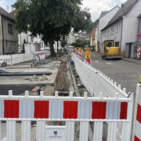 Die Breitband-Ausbauarbeiten – so wie hier in der Dr.-Simons-Straße in Enzberg – können aller Voraussicht nach wie geplant zum E