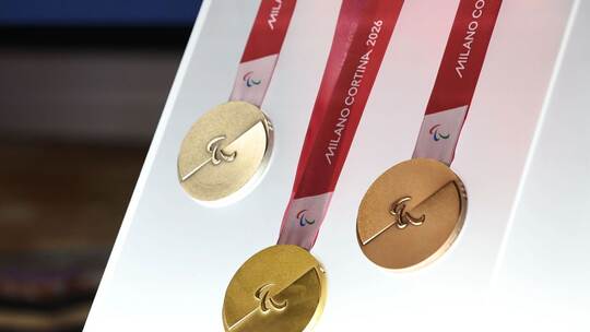 Medaillen für die olympischen Winterspiele und Paralympics 2026