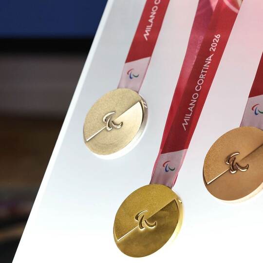 Medaillen für die olympischen Winterspiele und Paralympics 2026
