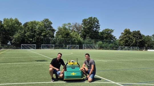 Simon Schick von der Firma Sandmaster und Florian Schmauder (von links) von den Technischen Diensten bei der Einweisung des Kuns