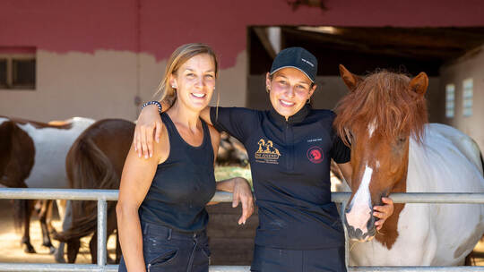 Ein gutes Team: Alexandra Kionka und Tochter Maria-Chiara arbeiten auf dem Enztalhof Hand in Hand und haben trotz hoher Arbeitsb