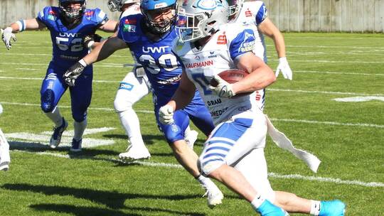 Die Wilddogs mit Alejandro Andrade (mit Ball) legten gegen die Comets einen super Saisonauftakt hin und gewann mit 34:20. Foto: