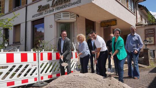 Spatenstich mit Simon Eglau von der Volksbank Immobilien AG, den Gemeinderäten Karin Becker und Rolf Mertz, Bürgermeister Steffe