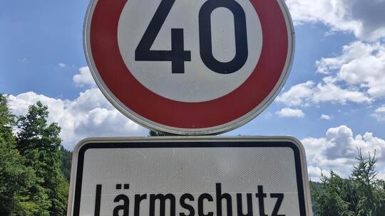 Tempo 30 oder 40? Höfen diskutiert Maßnahmen gegen Verkehrslärm. Bei einer Bürgerversammlung wurden erste Ergebnisse des Lärmakt