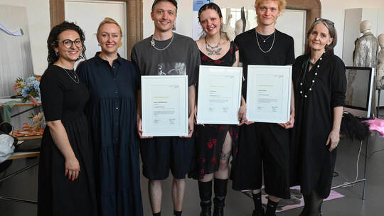 Libera Mayer und Evelyn Mohr von La Biosthétique mit den drei Gewinnern Simon Bakenecker, Lilian Brade und Henning Sadau sowie M