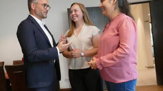 Oberbürgermeister Peter Boch (links) steht den Wirtschaftsjunioren Anna Reiling und Selvi Cakir Rede und Antwort. Fux