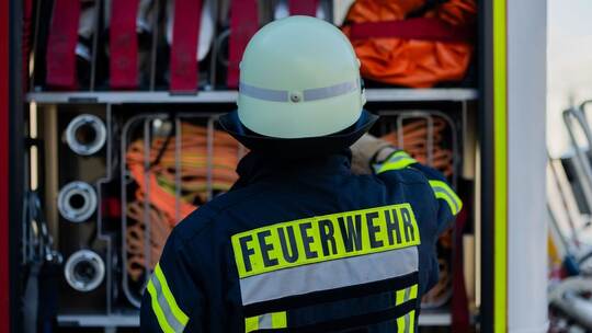Feuerwehrmann am Einsatzfahrzeug