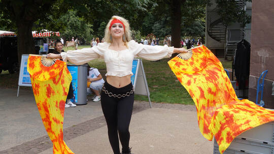 Tänzerin Vanessa vom Dance Studio „La Bääm“zeigte ihre Künste mit den Schleierfächern. Tanz gab es auch in Form von Flamenco, pr