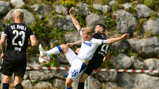 ST Pauli vs KSC in Saalfelden Andreas Müller im Zweikampf mit Mathias Pereira Lage