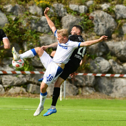 ST Pauli vs KSC in Saalfelden Andreas Müller im Zweikampf mit Mathias Pereira Lage