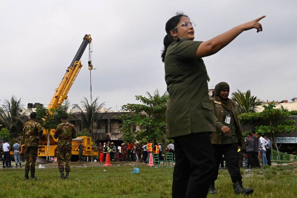 Militärflugzeug stürzt auf Schulgelände in Bangladesch