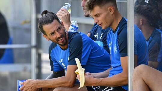 Lust auf eine Banane? Tim Schwaiger (rechts) muss auf seinen verletzten Teamkollegen Dominik Salz erstmal verzichten. Foto: PZ-A