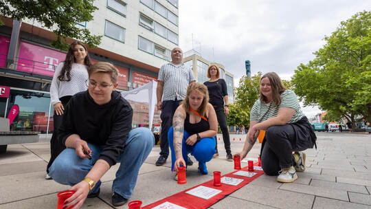 Sind mit einem Infostand am Marktplatz: Noemi Marano, Magdalena Kettig, Torsten Oelschläger, Ronja Abrell, Anna Böhm, Anna-Lena Gedenktag Drogentote