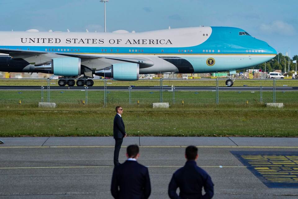 Die Air Force One. Die Air Force One.